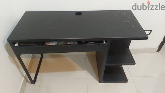 مكتب ايكيا ميكال الأصلي (IKEA MICKE) بالرفوف الجانبية - للبيع