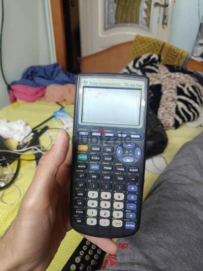 آلة حاسبة رسومية من نوع TEXAS لطلبه كليه الهندسه  TI-83 Plus