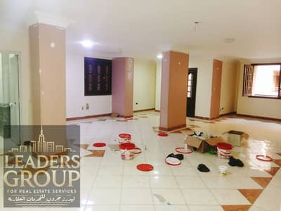 شقة للإيجار  قانون جديد  النزهة الجديدة  متفرعة من شارع المدينة المنورة  المساحة: 250 متر • الدور الثاني سلم • بدون أسانسير