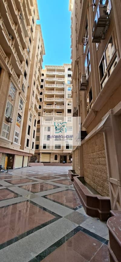 #شقه للبيع  #زهراء المعادي  شارع كارفور الرائيسي بالقرب من الدائري و كارفور   واجهه . . فيو على شارع رائيسي  ( حصه جراج محدده بالجراج )