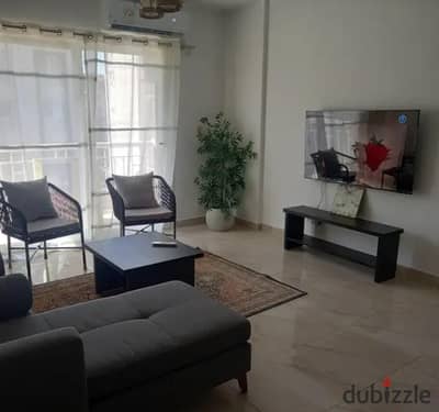 حالة اول سكن للايجار المفروش فيو جاردن في اجدد مراحل مدينتي B12 بجانب الخدمات 3 غرف +2 حمام تشطيبات وفرش ممتاز