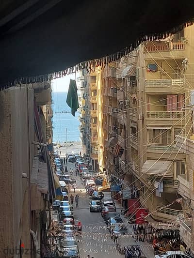 شقة للبيع ٣ غرف وريسبشن ثلاث قطع ٢ حمام ومطبخ الدور الثالث فى شارع ١٥ ترى بحر