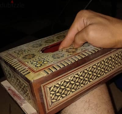 تحفة فنية فبيتك علبة مناديل انيقه جدا ارابيسك خشب زان احمر تقيله جدا