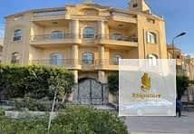 للايجار شقه بمساحه كبيره بالتكييفات والدواليب تشطيب مميز في الحي الاول التجمع الخامس فيو شارع