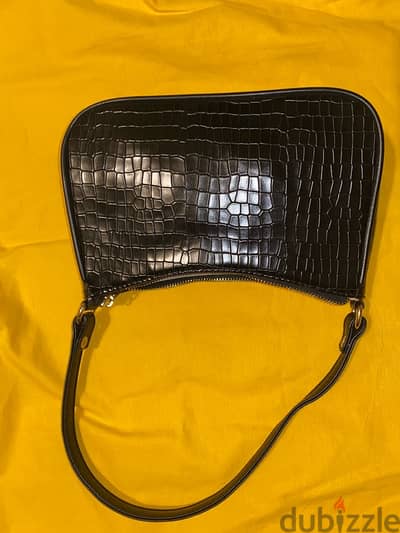 black bag for sale شنطة سودا للبيع