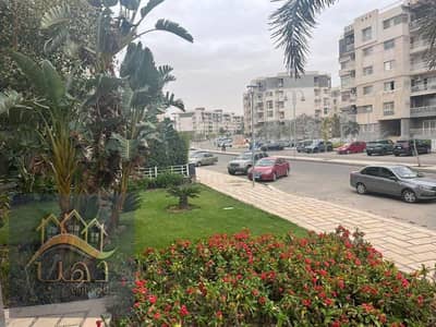 للبيع في مدينتي شقة 136م ارضي بجاردن 50م B10  فيو مفتوح  تشطيبات سوبر الترا بلوكيشن ممتاز خطوات من All seasons park mall في مدينتي القاهرة الجديدة
