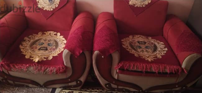 طقم انتريه تحفة بحالة جيدة جدا وبسعر ممتاز مكون من عدد 2 كنبة و2 كرسى