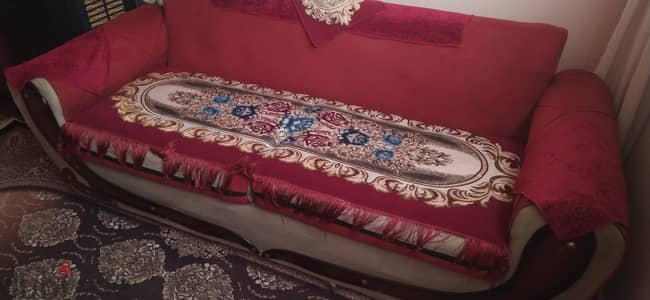 طقم انتريه تحفة بحالة جيدة جدا وبسعر ممتاز مكون من عدد 2 كنبة و2 كرسى