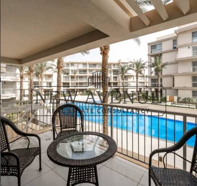 2 bedrooms overlooking pool from all sides Marina West