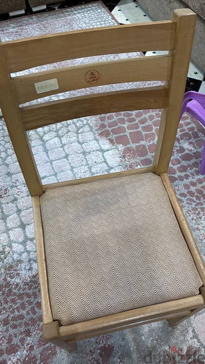 دولاب فضيه و٤ كراسي