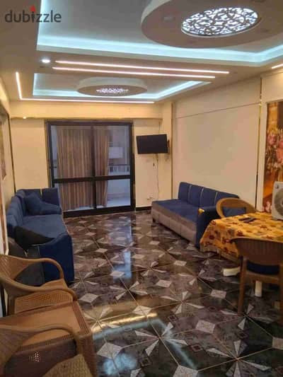 شقة مفروشة للايجار اليومي المصيفي للعائلات والشركات 2 نوم ريسبشن قطعتين مطبخ حمام الدور التالت علوي يوجد جميع المرافق مياه وكهرباء واسانسير بالإسكندرية العجمي الكيلو21 بشاطئ النخيل بموقع متميز جدا