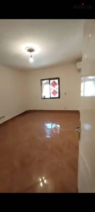 Apartment for rent in a very distinguished location in Zahraa El Maadi, Tabarak Compound, directly on the ring road near Carrefour services and transportation, and Carrefour on the ring road next to the Faculty of Medicine. The apartment includes a wooden kitchen and 2 air conditioners.
