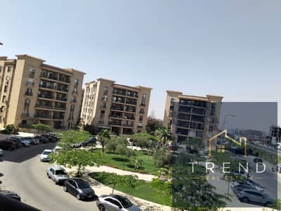 للإيجار شقة مميزة مساحة ١٦٢ م فيو جاردن اتجاه بحري موقع ممتاز امام السوق الشرقي مباشرة