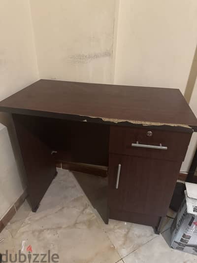 مكتب خشبي