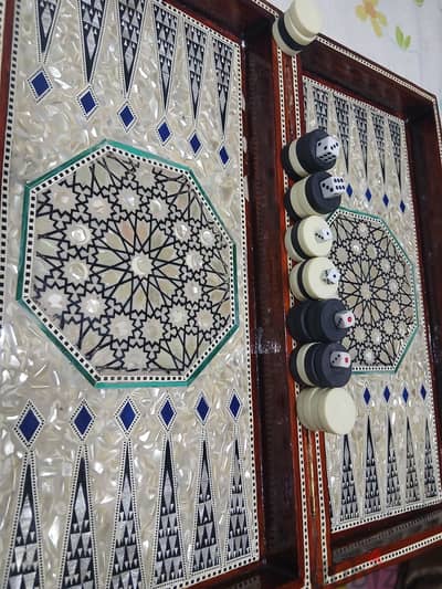 طاولة صدف اصلية غير مستخدمة وزن حوالي ٤٠٠ جرام خشب زان معاها كل حاجتها
