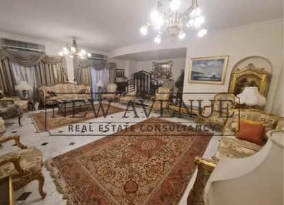 تريبلكس كلاسيك فاخر للبيع يتميز بتصميم معماري نادر، وريسبشن بارتفاع مزدوج يمنح إحساسًا بالفخامة، مع مدخل خاص وموقع متميز بقلب أرض الجولف - مصر الجديدة