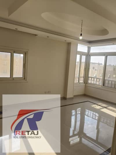 Apartment for rent in South Investors, next to The Spot Mall and the American University in New Cairo, with elevator.