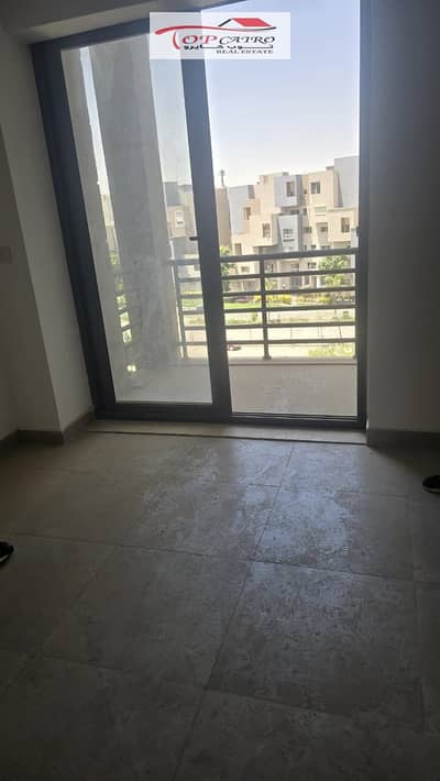 شقه مميزه و لقطه للبيع  في مدينتى B8 دور رابع