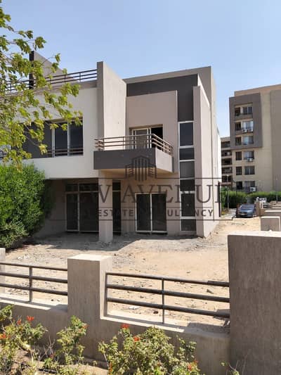 ناون هاوس فيلا جاهزة للاستلام في موقع مميزيطل علي مساحات خضرا و مناظر طبيعية في ذا سكوير في التجمع الخامس - the square