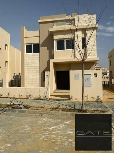 Middle townhouse + penthouse for sale in Towne Hyde Park compound, very prime location – immediate delivery – unfinished