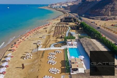 شاليه للبيع متشطب استلام فوري في جبال العين السخنة – فيو بانورامي كامل على البحر أول صف شاليهات على البحر