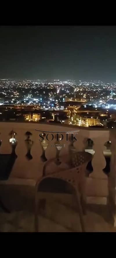 شقة للبيع في مدينة العبور في التمنميات أميز للوكيشن في مدينة العبور فيو تحفة ع التبة مباشر  ارضي مرتفع نص تشطيب مساحتها حوالي 200 متر