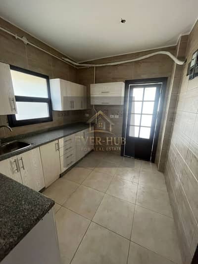 لايجار ف وييست تاون   مساحه ٢٠٥ متر    غرفة ماستر بالحمام و دريسينج،   ٢ غرفة اضافي   و حمام ، مطبخ و حمام ضيوف   ، غرفة مربية بالحمام،   ريسيبشن كبير