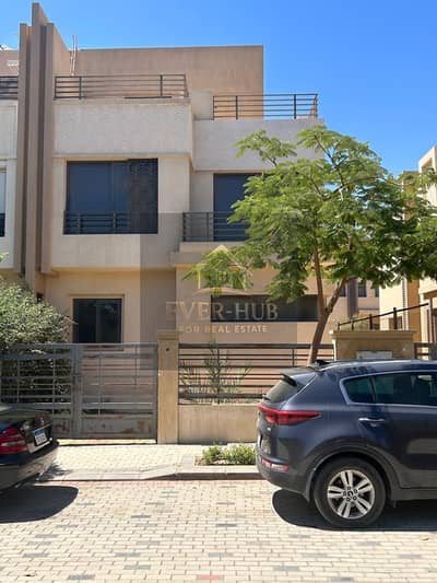 توين هاوس للبيع في كمبوند  ألما   جاهز للسكن  مساحة البناء ٢٣٨ متر   مساحة الأرض ٢٩٨ متر   ٤ غرف نوم  ٤ حمامات  غرفة للنانى   موقع مميز