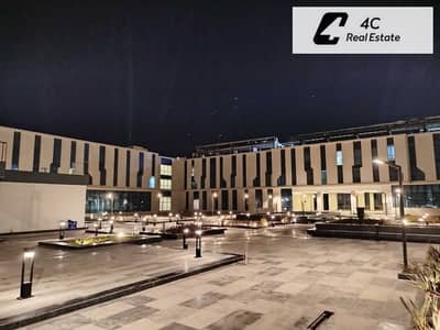 للبيع السريع وبأقل سعر في السوق، عيادة مجهزة بالكامل بالتكيفات استلام فورى View of the plaza  في مشروع أوزون، في قلب مباني النرجس، التجمع الخامس.