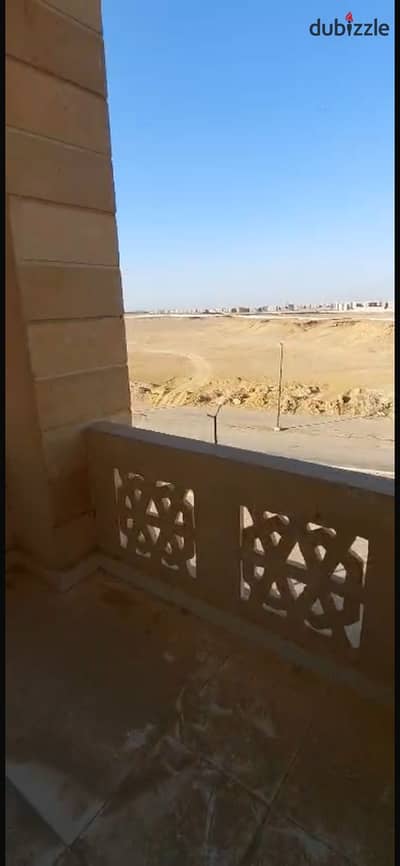 شقة للبيع في هيوبليس الجديدة . مساحة 133م . (3 غرف و 2 حمام و مطبخ و ريسبشن قطعتين). دور رابع . متشطبه و جاهزة للسكن . اول سكن . العمماره بها اسانسير
