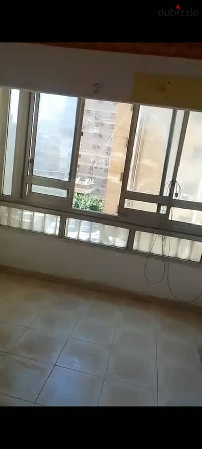 شقة ايجار في مدينة نصر غرفتين متفرع من مكرم عبيد   غرفتين ورسبشن ومطبخ وحمام   دور اول   اداري او سكني