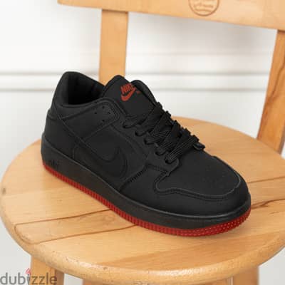 حذاء Nike Air Force مصمم للرجل اللي بيدوّر على الأناقة والراحة في نفس