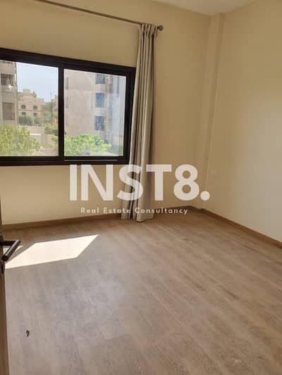شقة متشطبة بالكامل للايجار بالمطبخ والتكييفات في فيفث سكوير