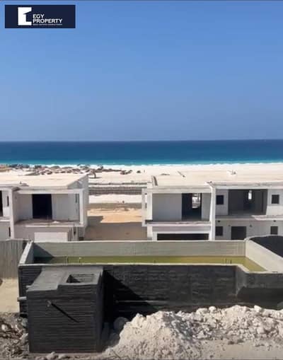 فيلا مستقلة للبيع في قطامية كوست الساحل الشمالي  صف اول على البحر تشطيب كامل بتقسيط