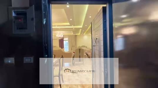 شقة للايجار مفروش خطوات للبوابة بالفرش والاجهزة والتكييفات لوكيشن مميز جدا وسط الخدمات كلها واقل مدة للايجار سنة قابلة للتجديد