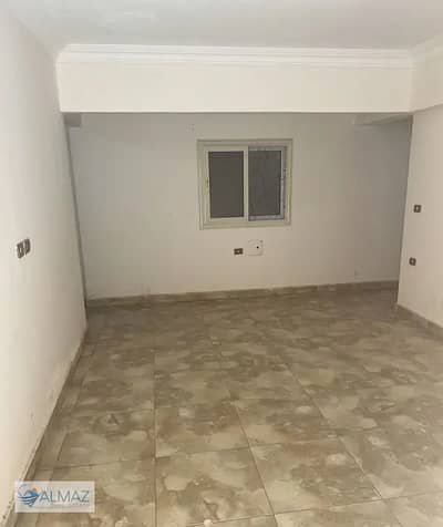شقة فاضيه 200 متر للايجار في البنفسج 9 فيلات في التجمع الاول بالقرب من Waterway والجامعة الأمريكية.