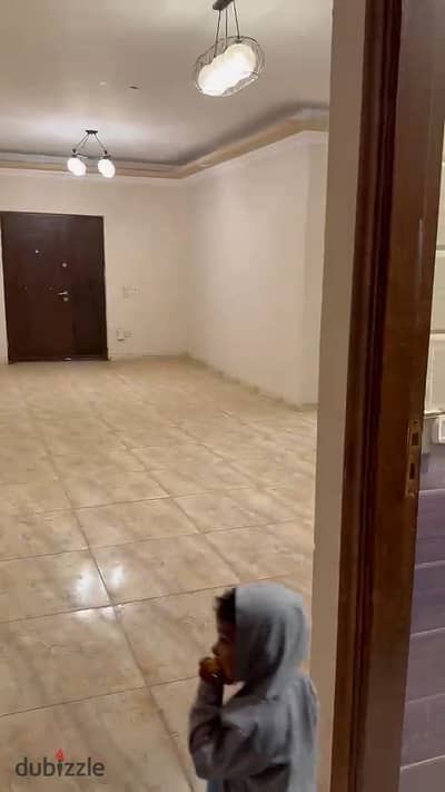 ؛شقة 165م  سكنى فقط سوبر لوكس ارضى مرتفع بمدخل خاص امامى  بالبنفسج عمارات