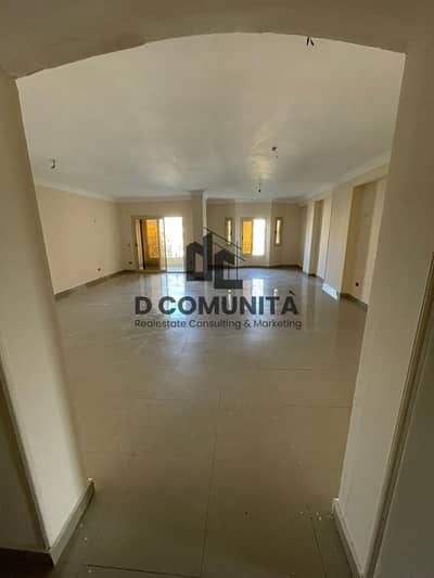 Residential apartment for rent in a prime location with an open view, covering an area of 250 meters in the third district - Third floor with an elevator in front of the Diplomats Compound
