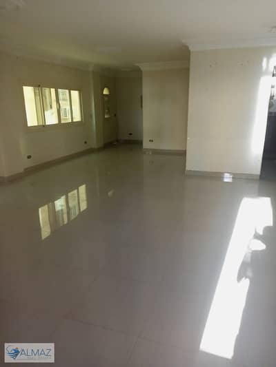 شقة فاضيه 200 متر للايجار بالمطبخ إداري في البنفسج عمارات في التجمع الاول مدينة الرحاب ومحور الواتر واي