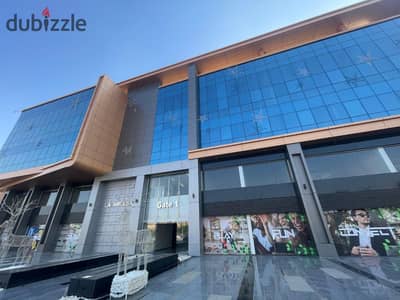 محل تجاري للإيجار فيLa Mirada mall، القاهرة الجديدة | مساحة داخلية 163 متر مربع + مساحة خارجية 108 متر مربع | موقع مميز