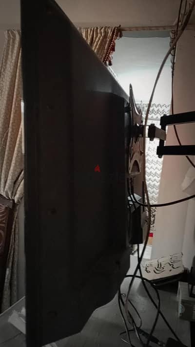 شاشه تورنيدو مستعمله 42 بوصه بحاله جيده جدا معاها حامل