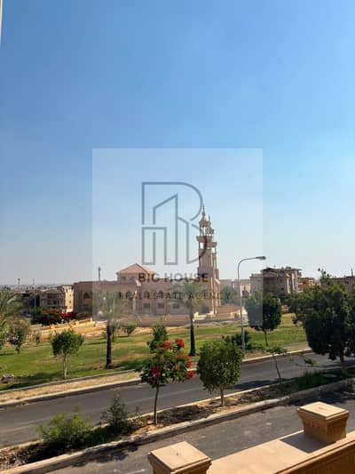 Luxury Apartment for Sale in Obour City – Located in the prestigious Fifth District, one of the finest neighborhoods in Obour. Prime location near Samira Moussa Street and Farid Habib Hospital, with easy access to all services, facilities, and transportat