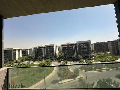 Opportunity to own an apartment in the Privado Compound in Madinaty, with a view of the square and a garden, in a prime location, first occupancy at a very reasonable price