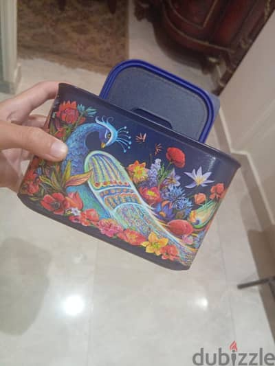 علب Tupperware