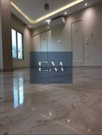 شقة للإيجار بالمطبخ والتكييفات بفيلا خاصة