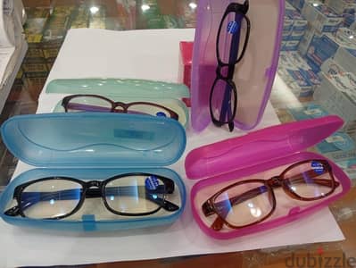 نظارات قراءة بالجراب