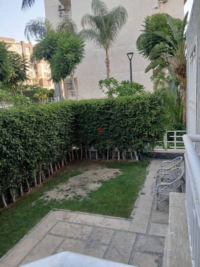 شقه للايجار ارضي بجاردن في مدينتي b12 2 نوم حمام فيو وايد جاردن جمب المسجد والخدمات مباشره