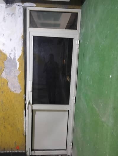 للبيع باب الوميتال و باب خشب غرفه