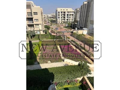 شقه 3 غرف فى مراسم Marassem Fifth square  متشطبه بالمطبخ  و الاجهزه و التكيفات فيو مميز مفتوح على حديقه