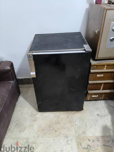 تلاجه مينى بار كبيرة بدون اى صيانه أو عيوب